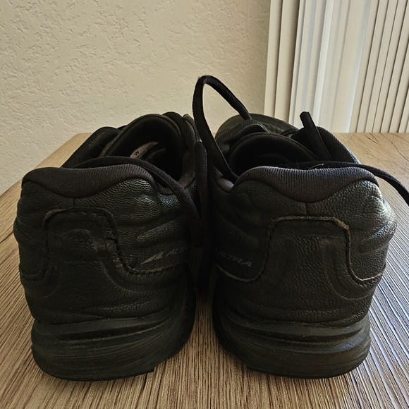 Altra Torin total leather black sneakers size 9 - Picture 5 of 8